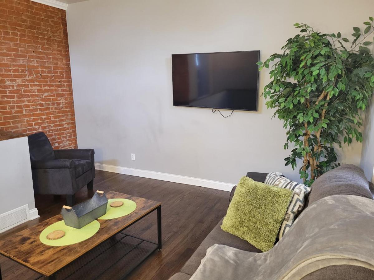 Fresh Modern Industrial Split Level Apartment Cincinnati Exterior photo